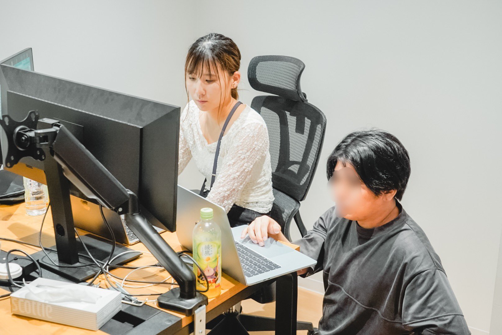 AIオフライン作業会 - 講師が参加者の隣について個別にアドバイスする様子