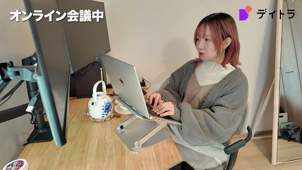 オンライン会議に参加しながら作業する在宅エンジニア