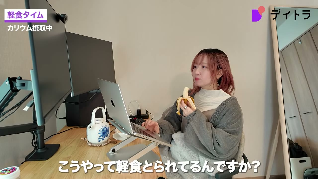 デスクで軽食をとりながら作業する在宅ワークの様子