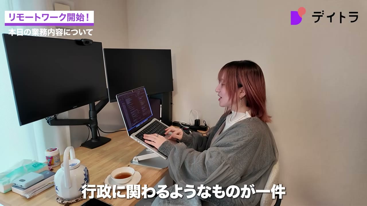 デュアルモニターとノートPCでシステム開発を進める作業風景