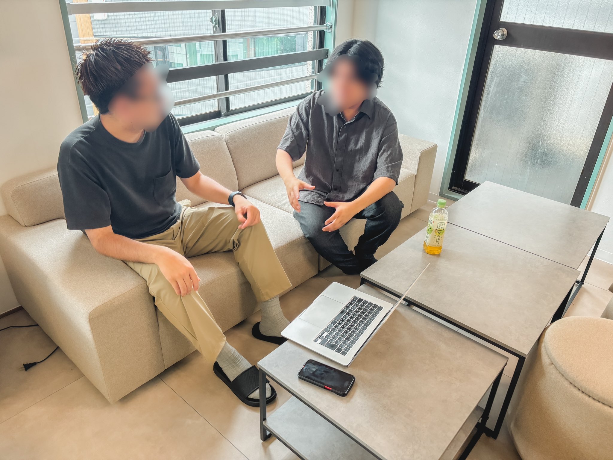 第2回AIオフライン作業会 - 講師が参加者の隣について個別に相談に乗る様子