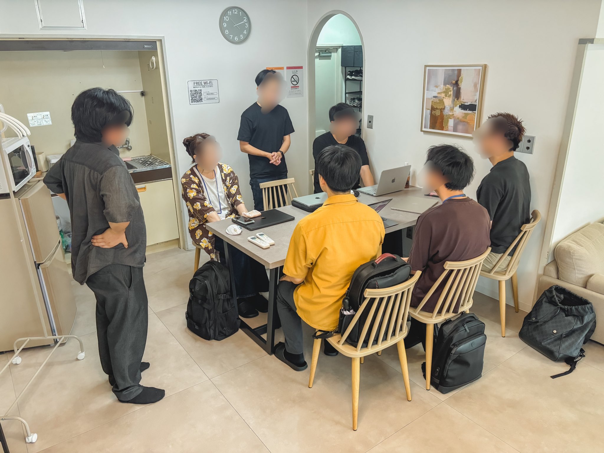 第2回AIオフライン作業会 - テーブルを囲んで講師に質問する参加者たち