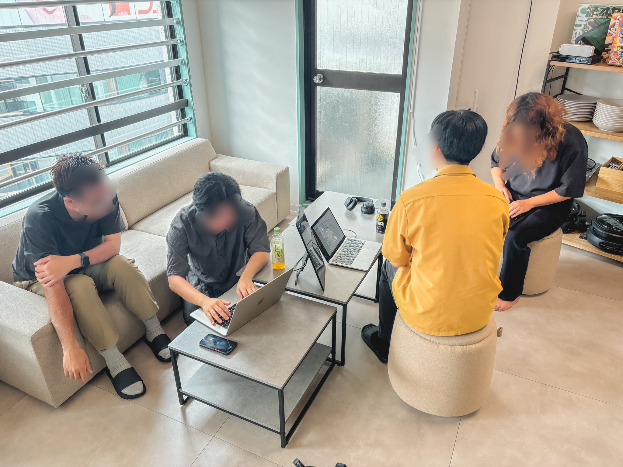 第2回AIオフライン作業会 - ソファ席でPCを開いて実装を進める参加者と講師