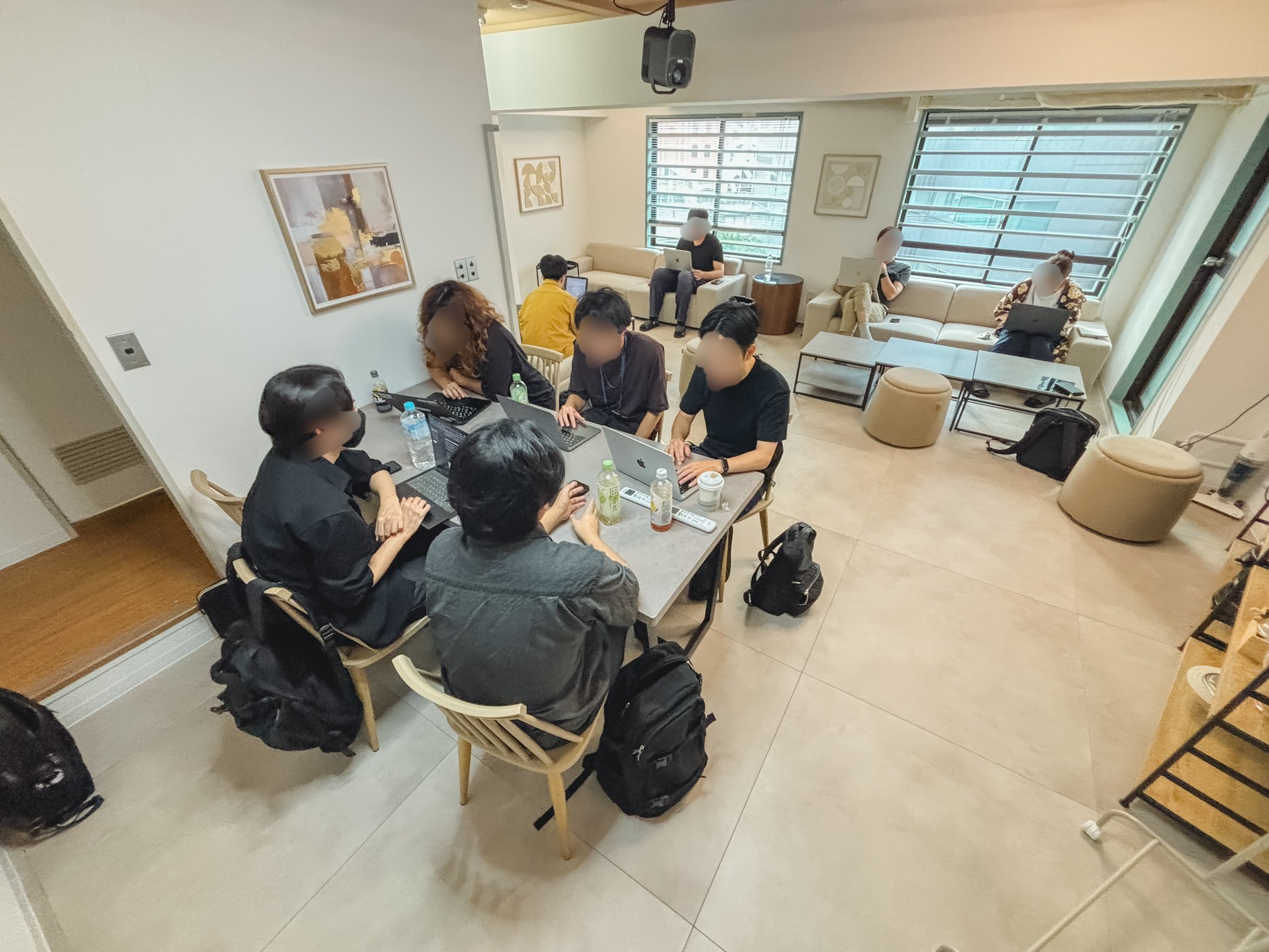 第2回AIオフライン作業会 - 池袋のデイトラオフィスで作業する参加者の様子