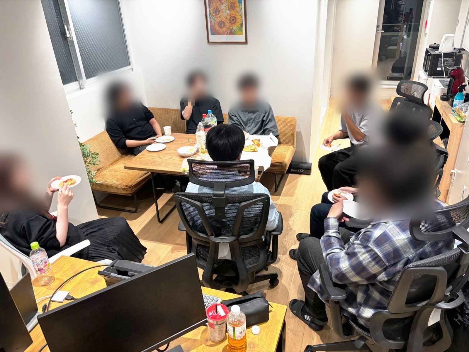 第3回AIオフライン作業会 - 作業のあとにピザを囲んで話す参加者たち