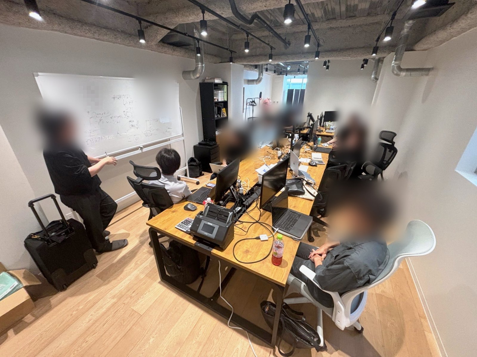 第3回AIオフライン作業会 - ホワイトボードの前で動画編集の自動化を講義する様子