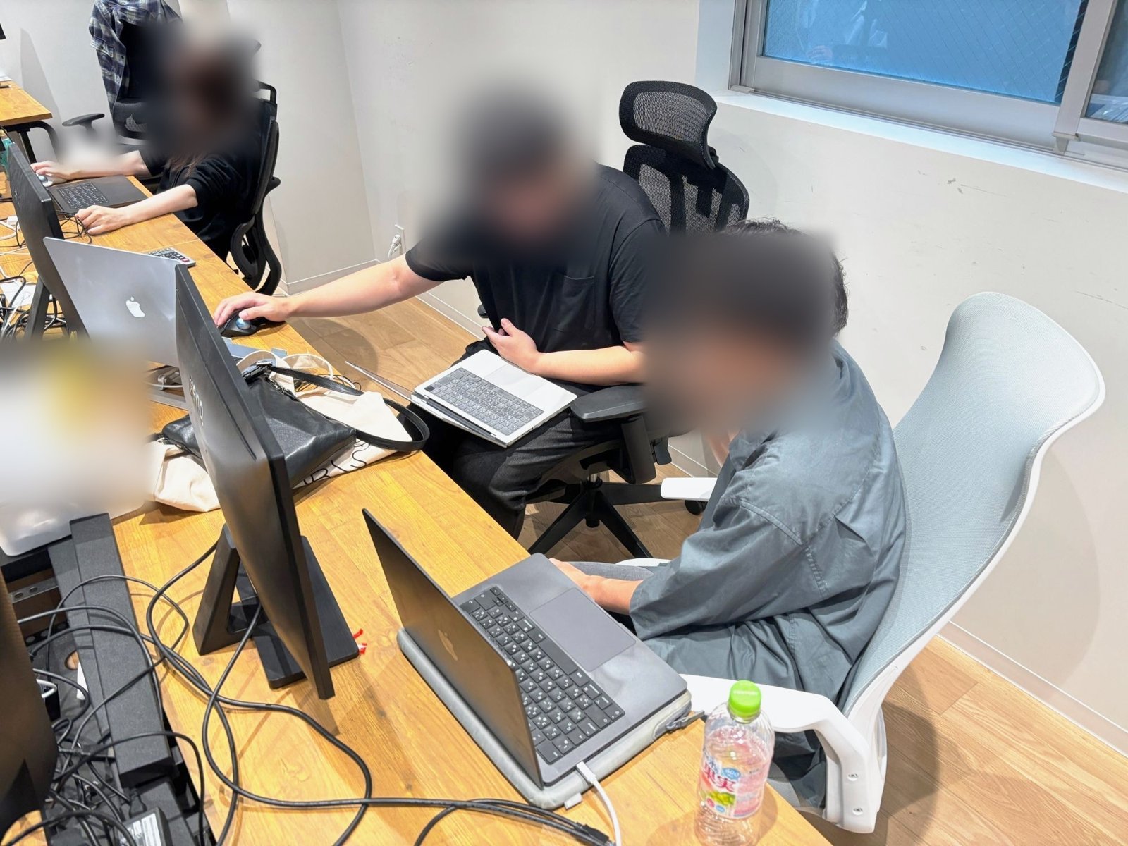 第3回AIオフライン作業会 - ノートPCを並べて作業を進める参加者