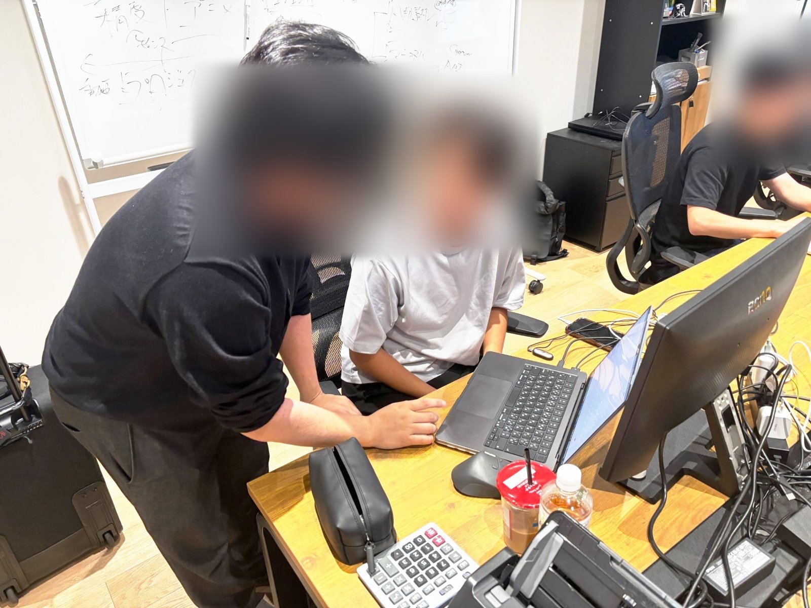 第3回AIオフライン作業会 - 講師が参加者の隣について画面を見ながら相談に乗る様子