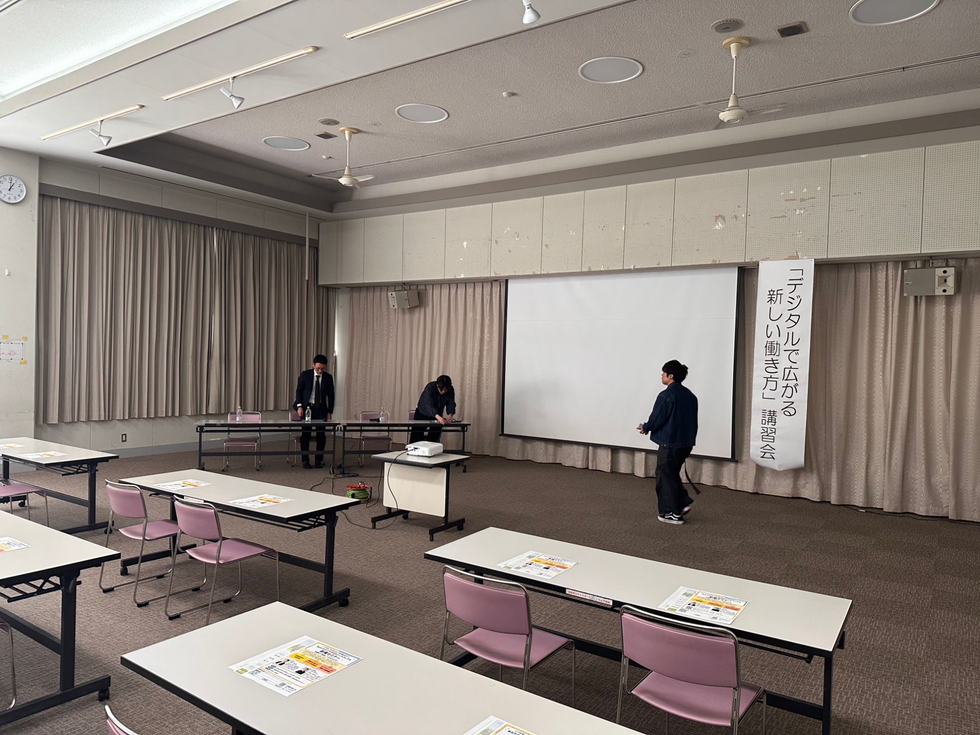 世羅町講習会 - 開演前の会場と横断幕